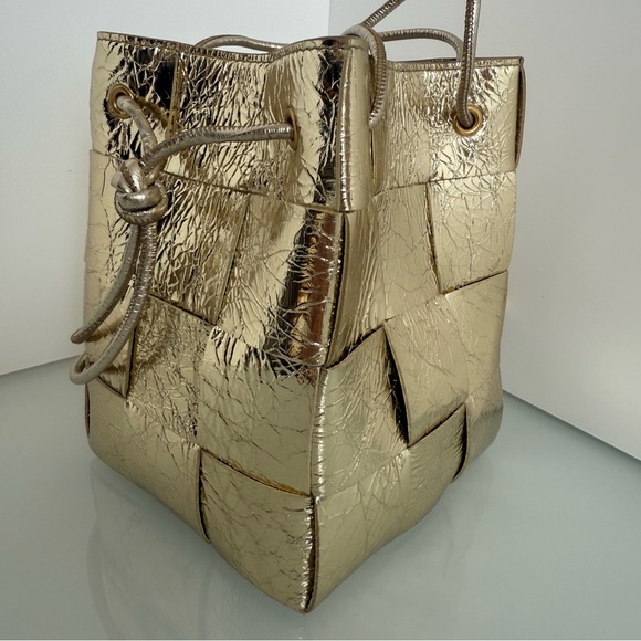 Bottega Veneta Cassette Interciato Gold Leather Woven Bucket Bag - Picture 3 of 9